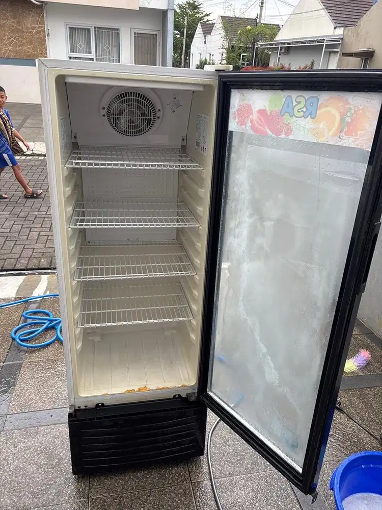 Dijual cepat showcase RSA 4 rak ori dan normal