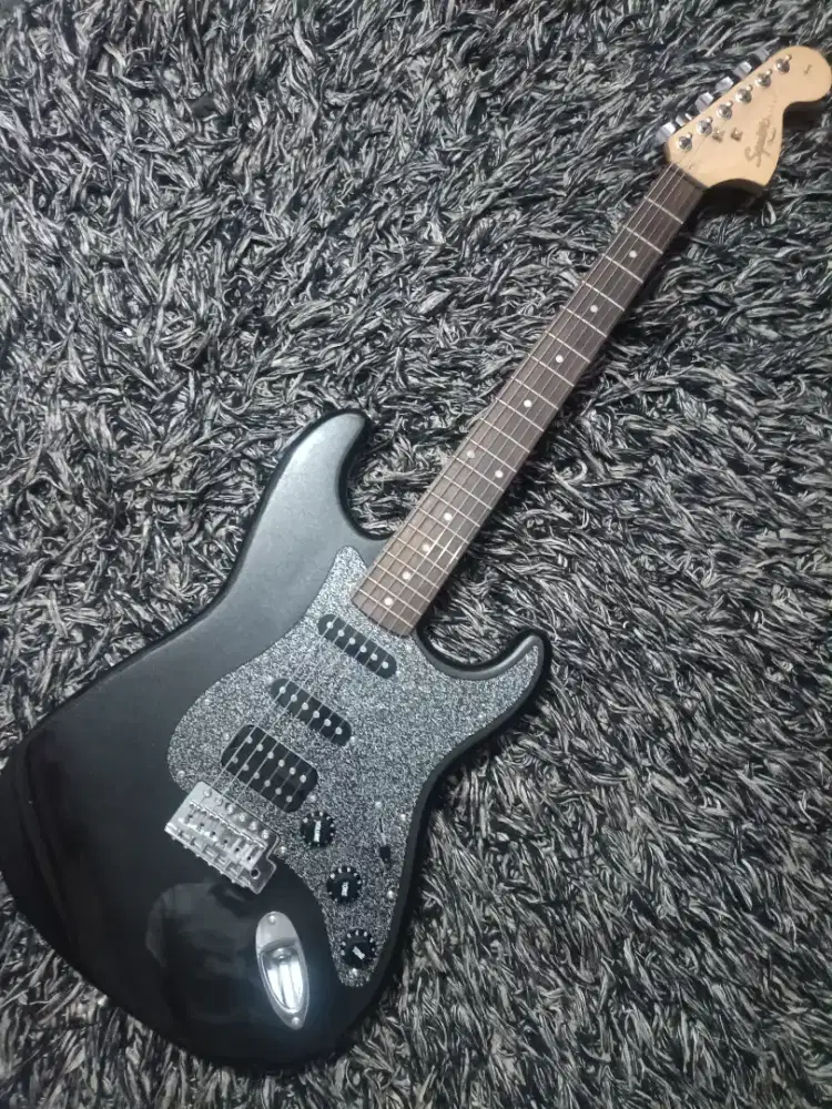 Gitar SQUIER STRAT HSS BLACK Original Made in Indonesia