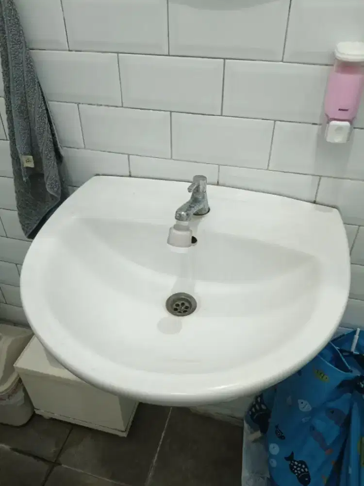 Wastafel bekas merk toto