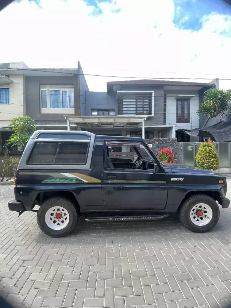 Dijual Taft rocky 1990