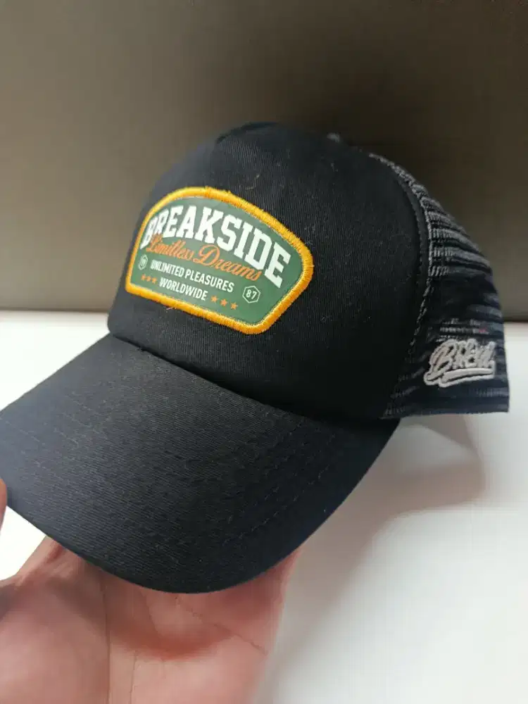 Topi jaring trucker hitam