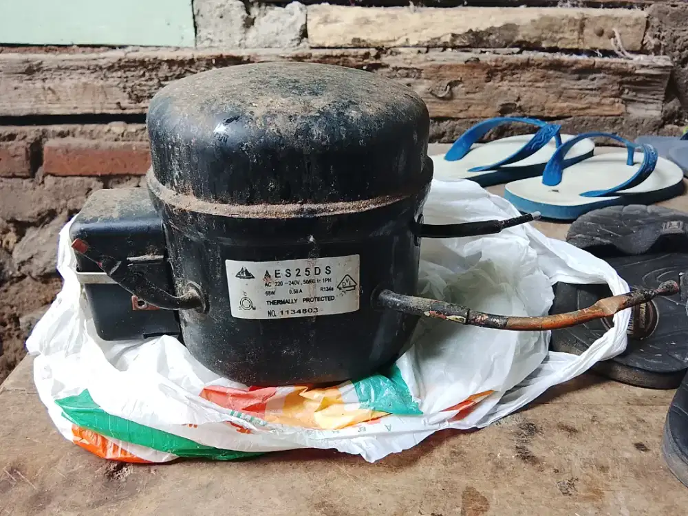 Mesin kompresor kulkas satu pintu kondisi normal dingin