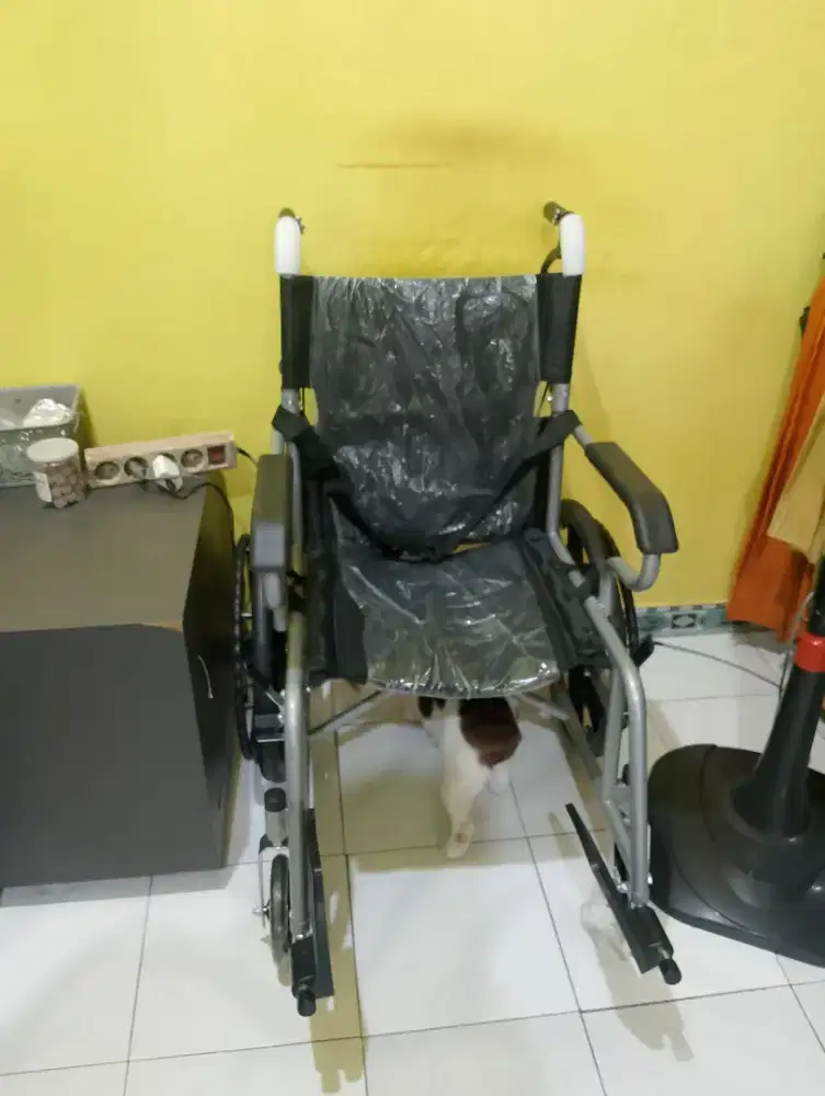 Kursi roda travel rem tangan lipat