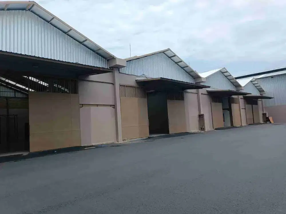 Gudang Baru Strategis di Jalan Utama Mahendradatta