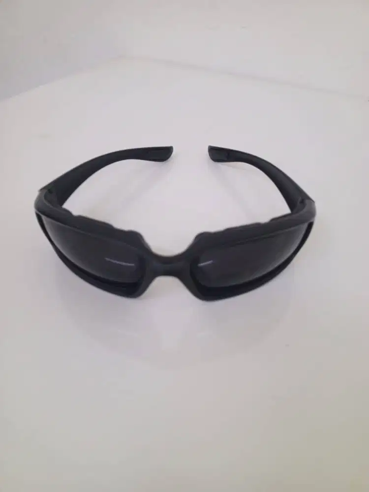 KACAMATA HITAM SPORT OUTDOOR MOTOR SEPEDA ANTI DEBU DAN SILAU PRIA