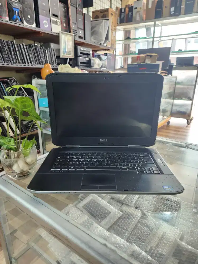 laptop dell core i5. ram 8gb. 512Gb. 14inch mantap