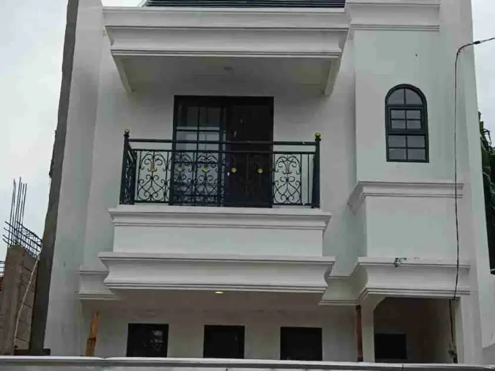 hunian primary  American clasic di pinggir jalan raya Ciracas Jaktim