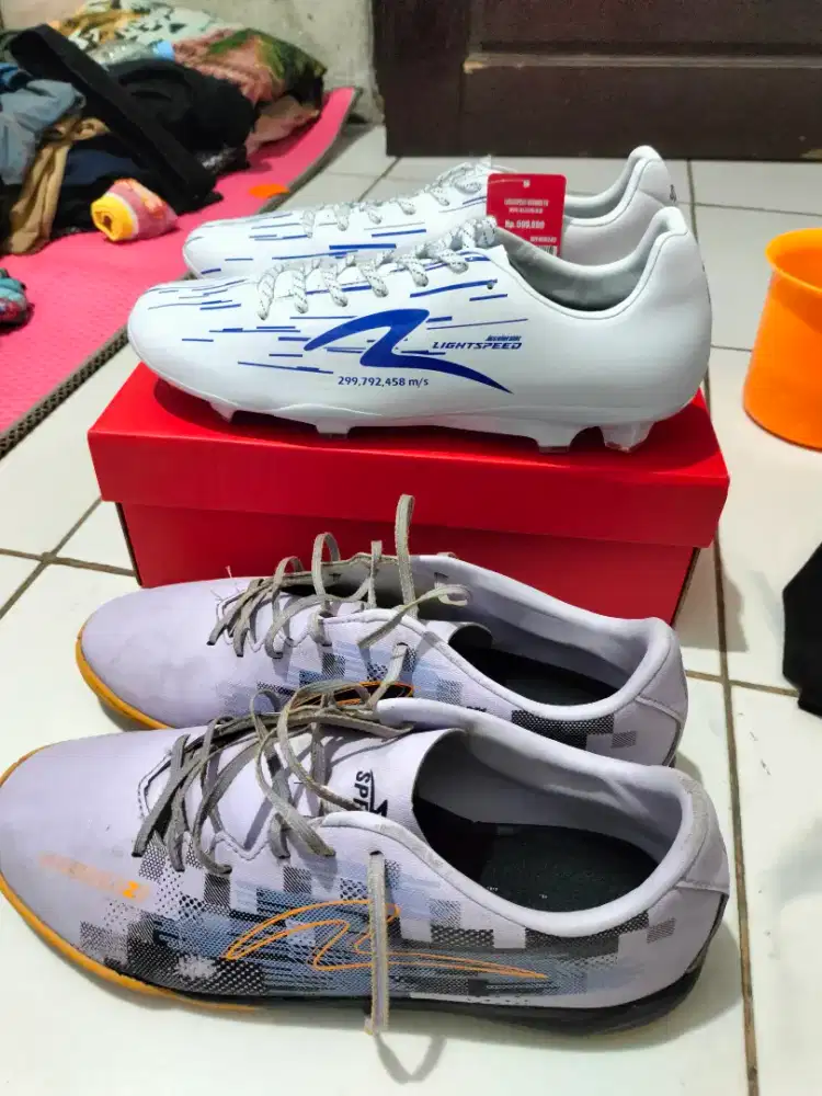 Sepatu bola sepak dan futsal