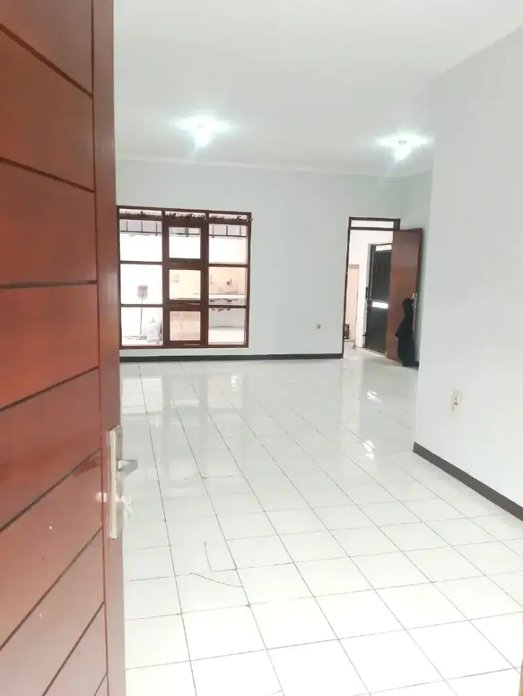 MURAH! RUMAH TERAWAT TANAH LUAS SEBELAH SUMMARECON AKSES SELANGKAH TOL