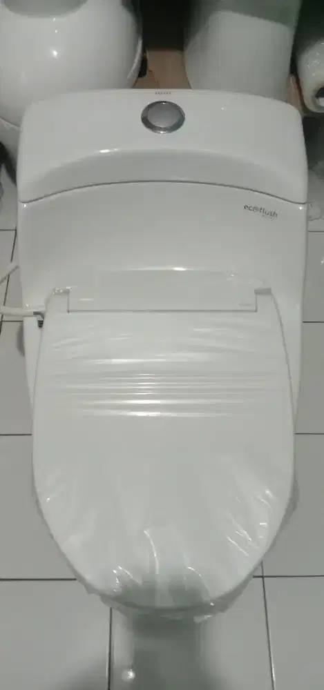 Kloset model gede Toto type CW823J cebok otomatis.