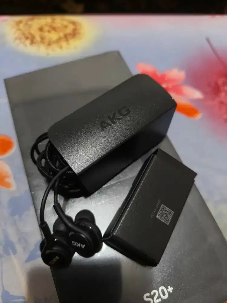 Headset AKG Bawaan Samsung S20+