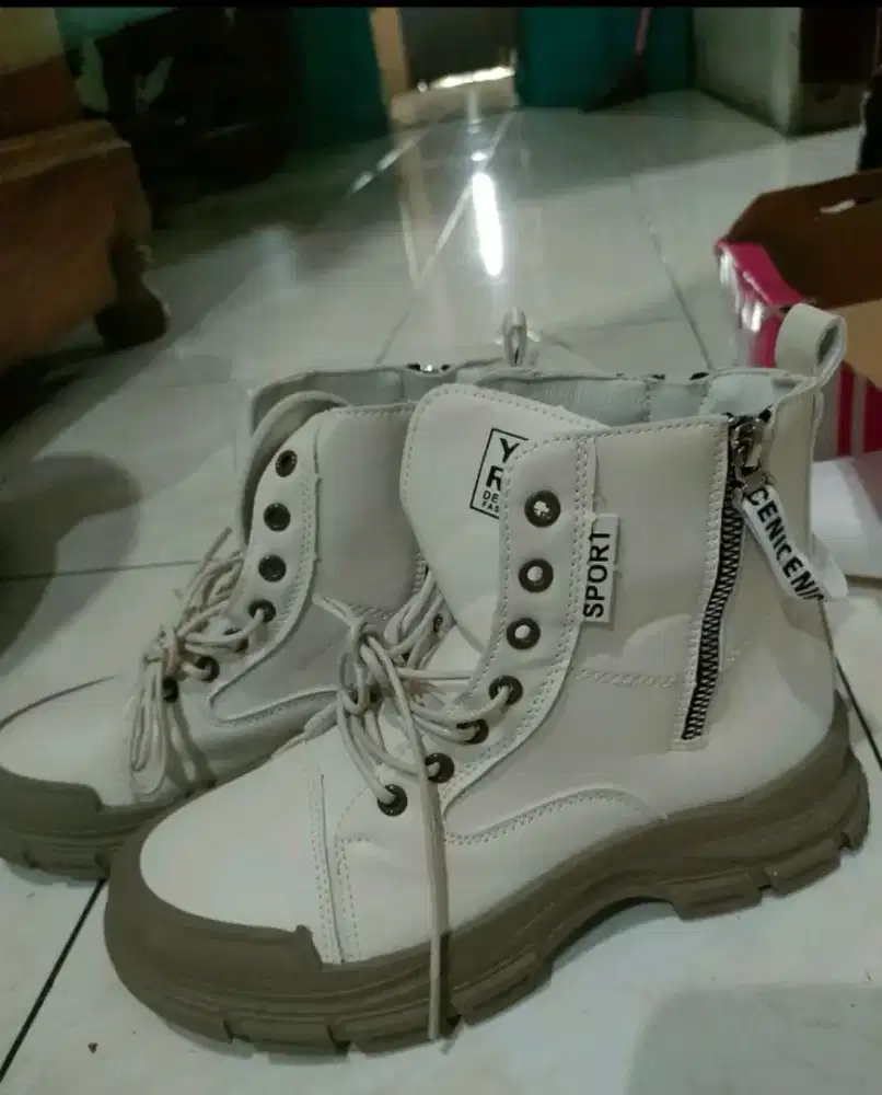 Sepatu Sneakers Boots Wanita, Bekas Gratis