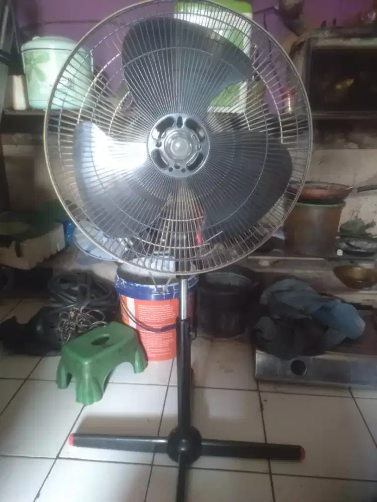 Kipas angin berdiri merk Cosmos Normal,siap pake.