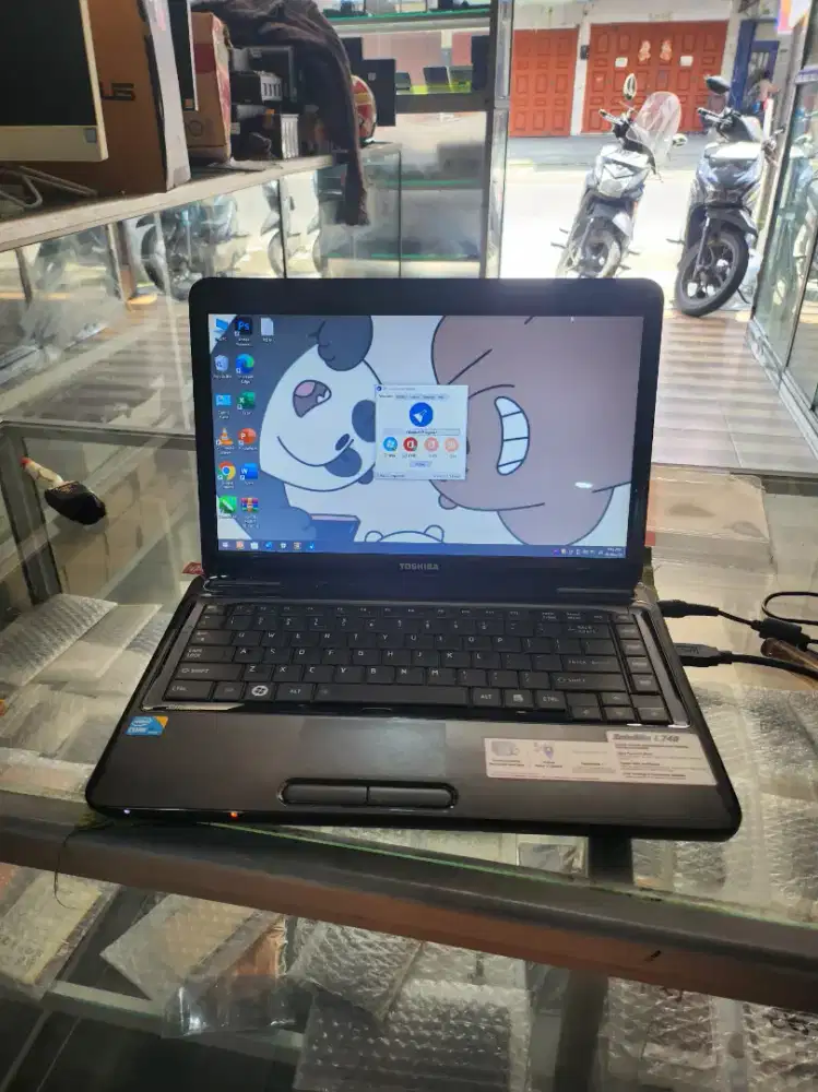 laptop toshiba core i3. ram 8gb. ssd 128gb + 512gb super mulus