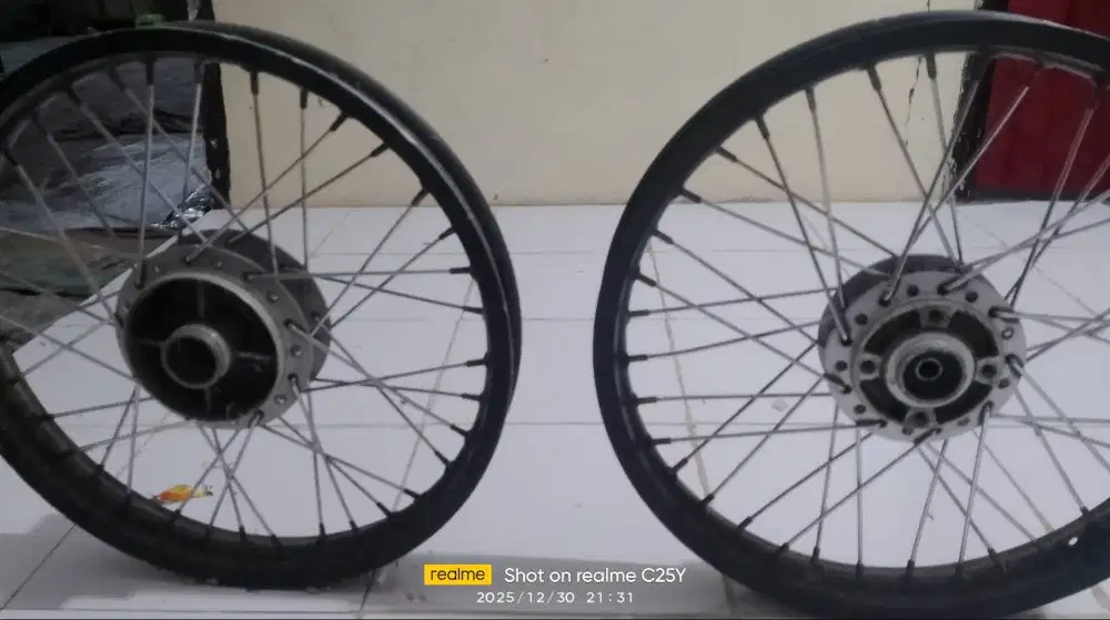 Velg supra x 125 merek rossi ring 17 .warna hitam dove