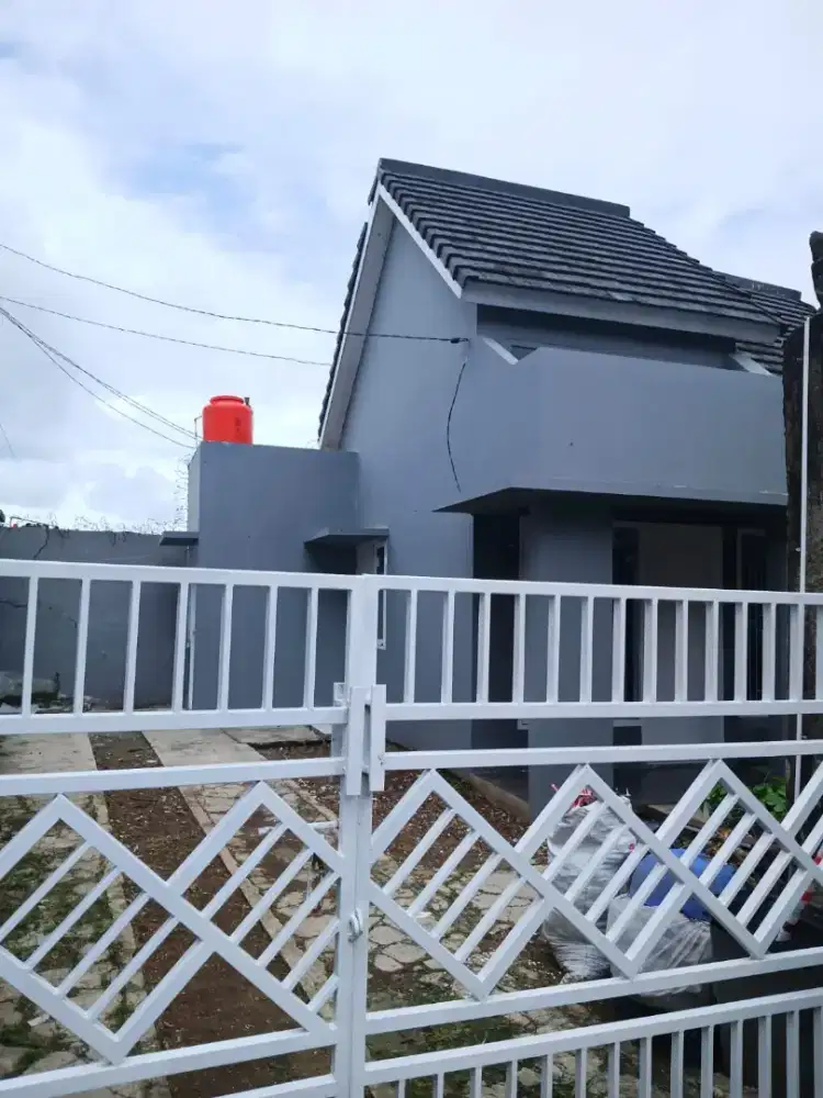 DISEWAKAN RUMAH DI PERUM DEPOK CILODONG ,HALAMAN LUAS, PARKIR 2 MOBIL