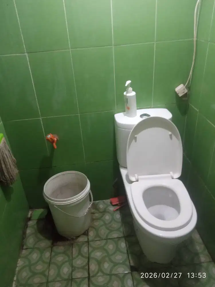 Jasa pembersih toilet
