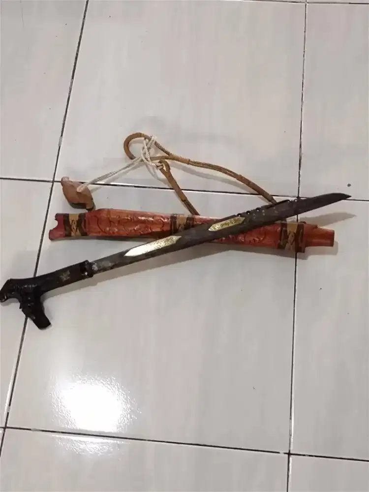 Di Maharkan mandau pusaka tua