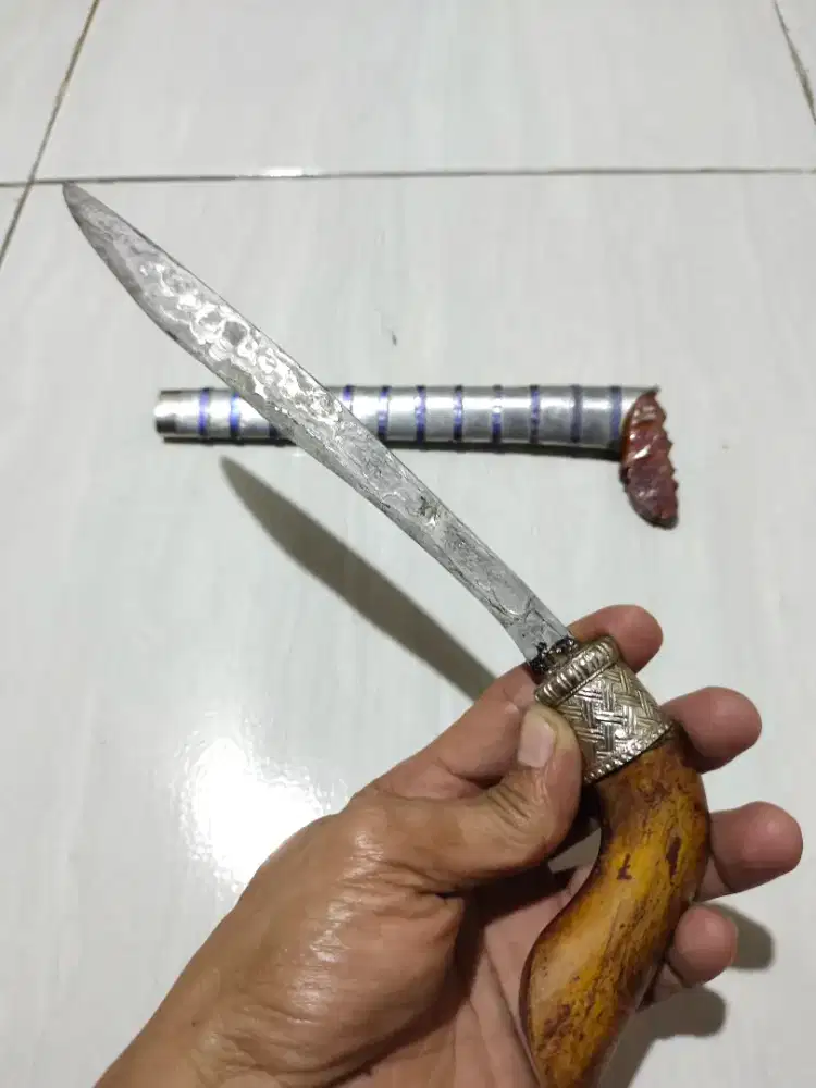 Di Maharkan badik pusaka tua