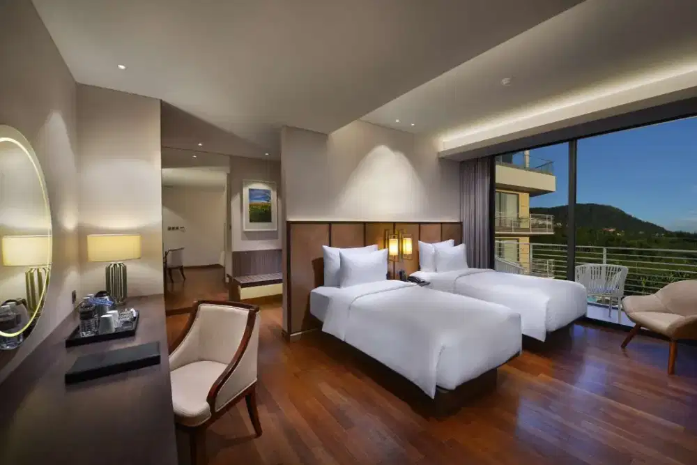 Golden Tulip Holland Park Batu