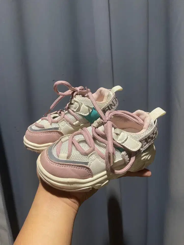 (GRATIS) sepatu sneakers anak usia 2thn perempuan