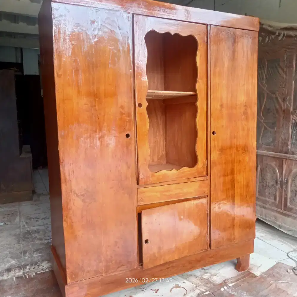 Lemari kayu jati antik bekas dah melamin kaca akan dipasang