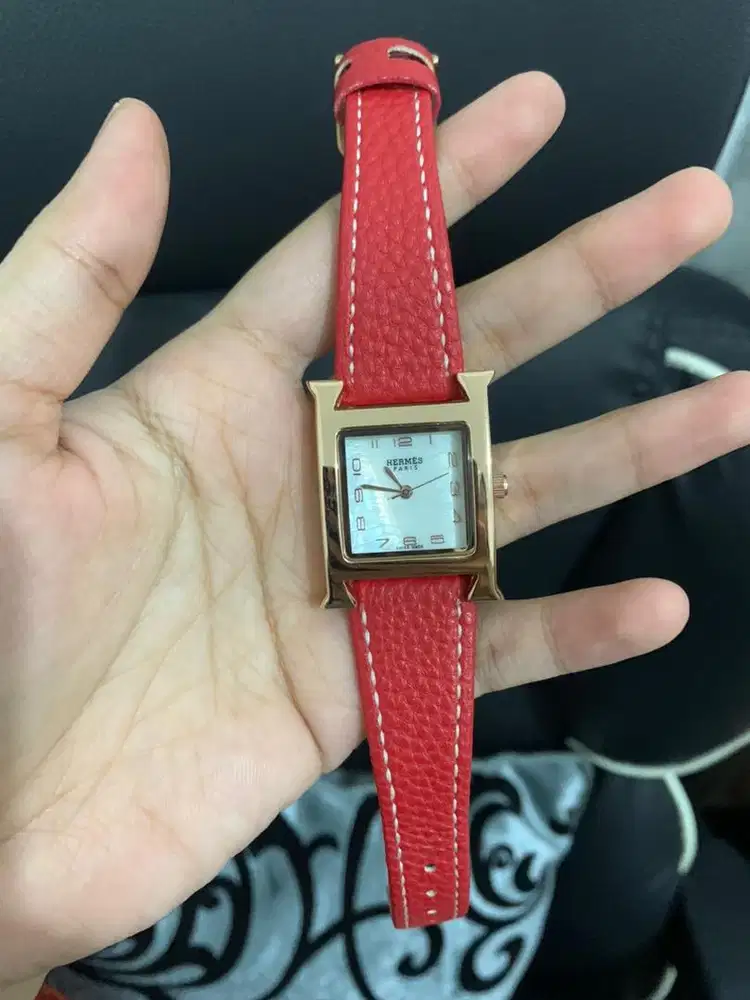 Jam H wanita kulit