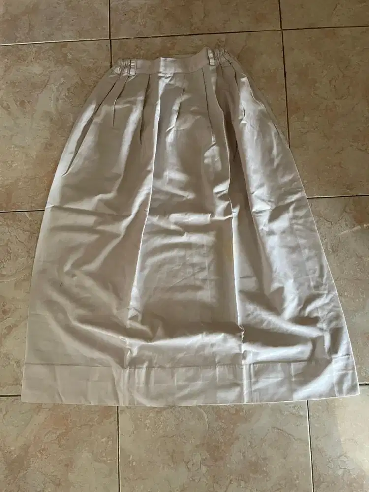 Rok Putih Untuk Wanita