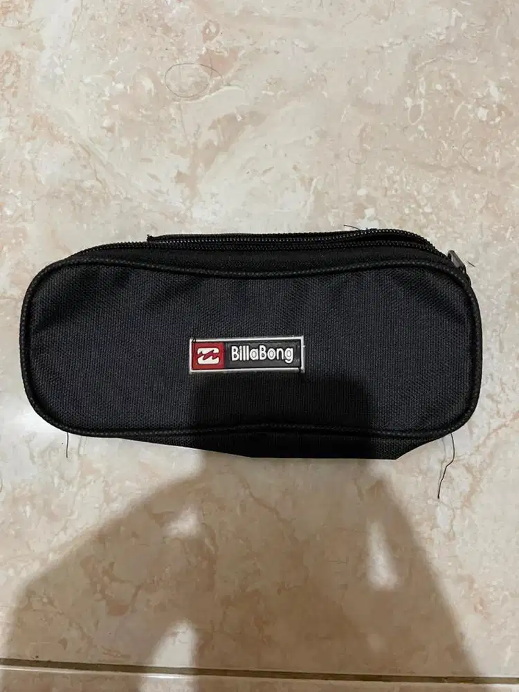 Tempat pensil warna hitam