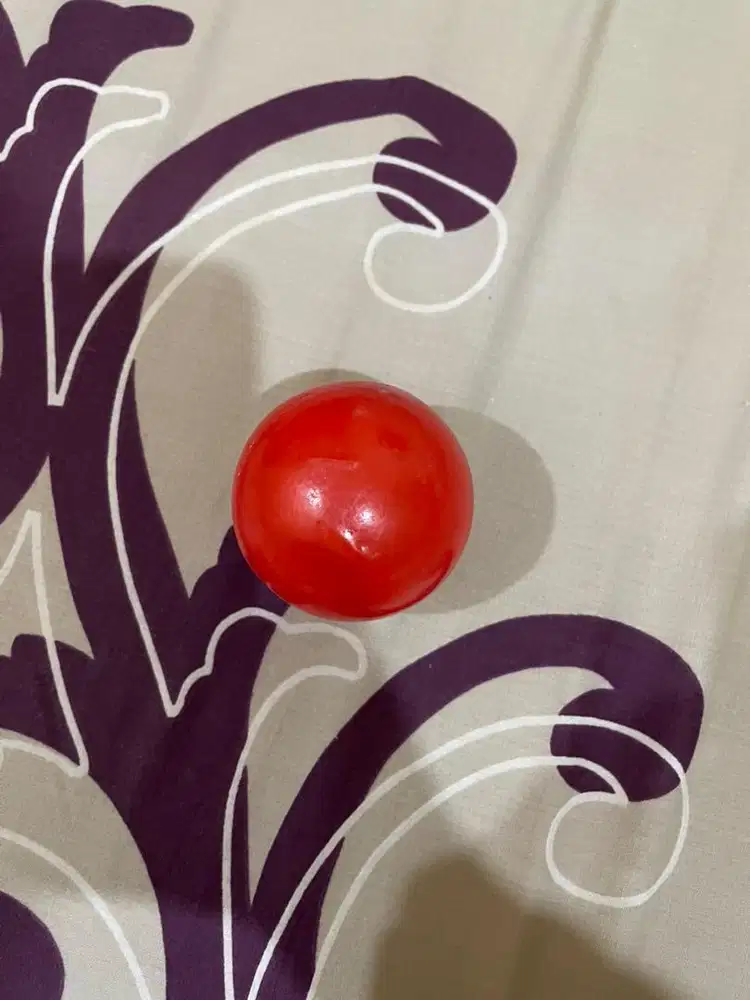 Bola kecil warna merah