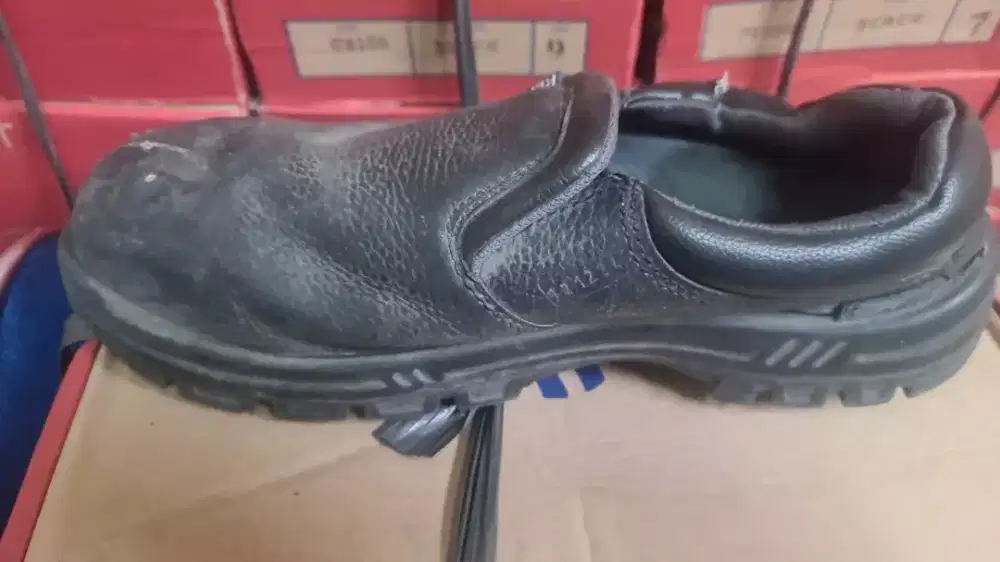 Jual cepet Sepatu safety bekas kondisi banyak yg rusak