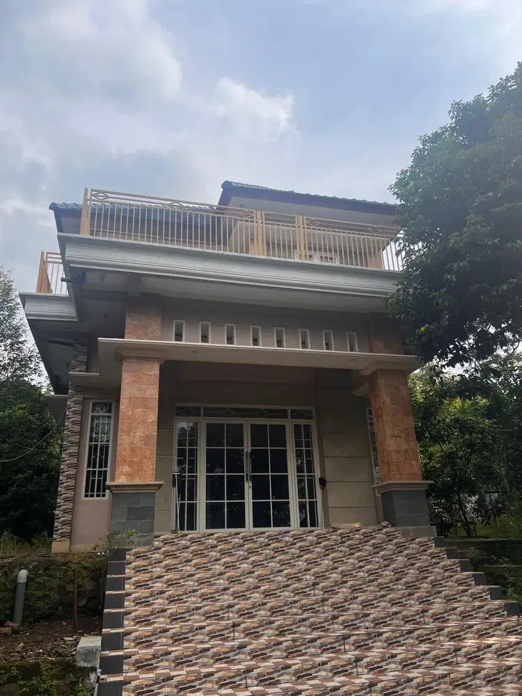 DIJUAL VILLA WISATA SEMI FURNISHED SUPER LUAS! LOKASI DEKAT WISATA!