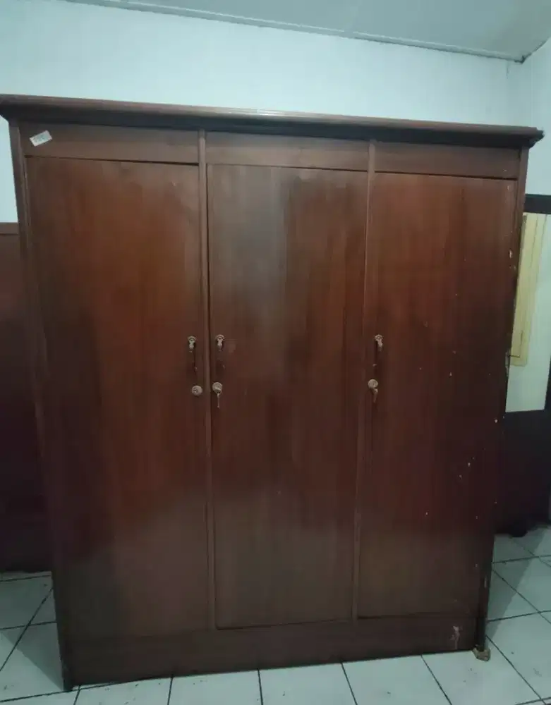 Lemari Pakaian 3 Pintu Vintage  Kokoh dan Bebas Rayap
