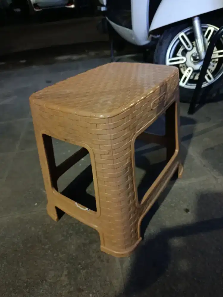 Kursi Jongkok plastik merk Tabitha