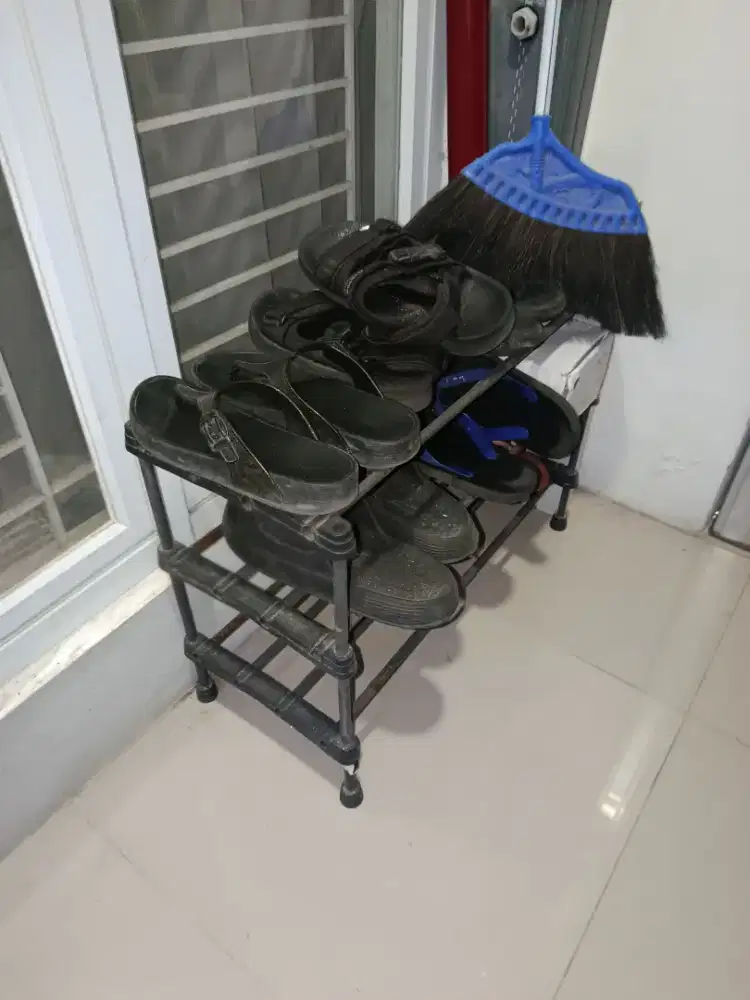 Rak sepatu informa
