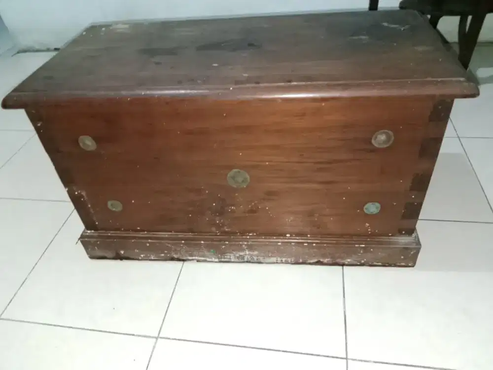 Peti tua dari kayu jati