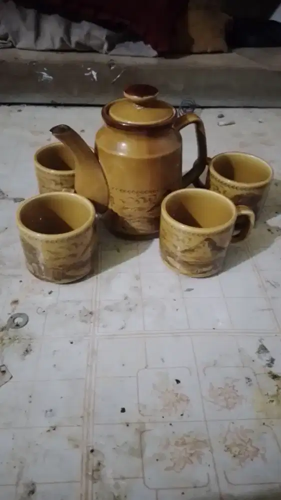 Teko dan gelas antik