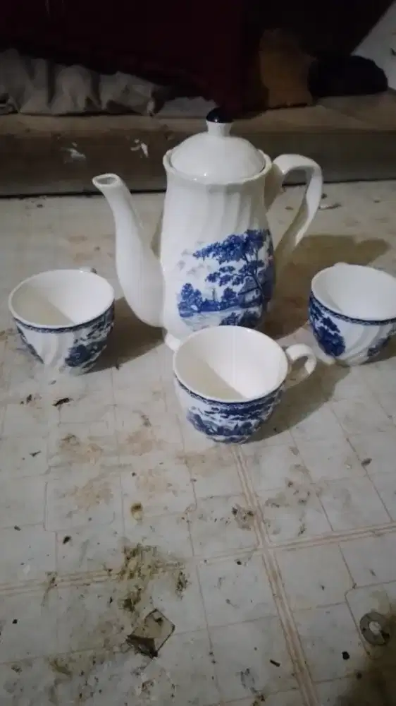 Barang antik teko dan gelas