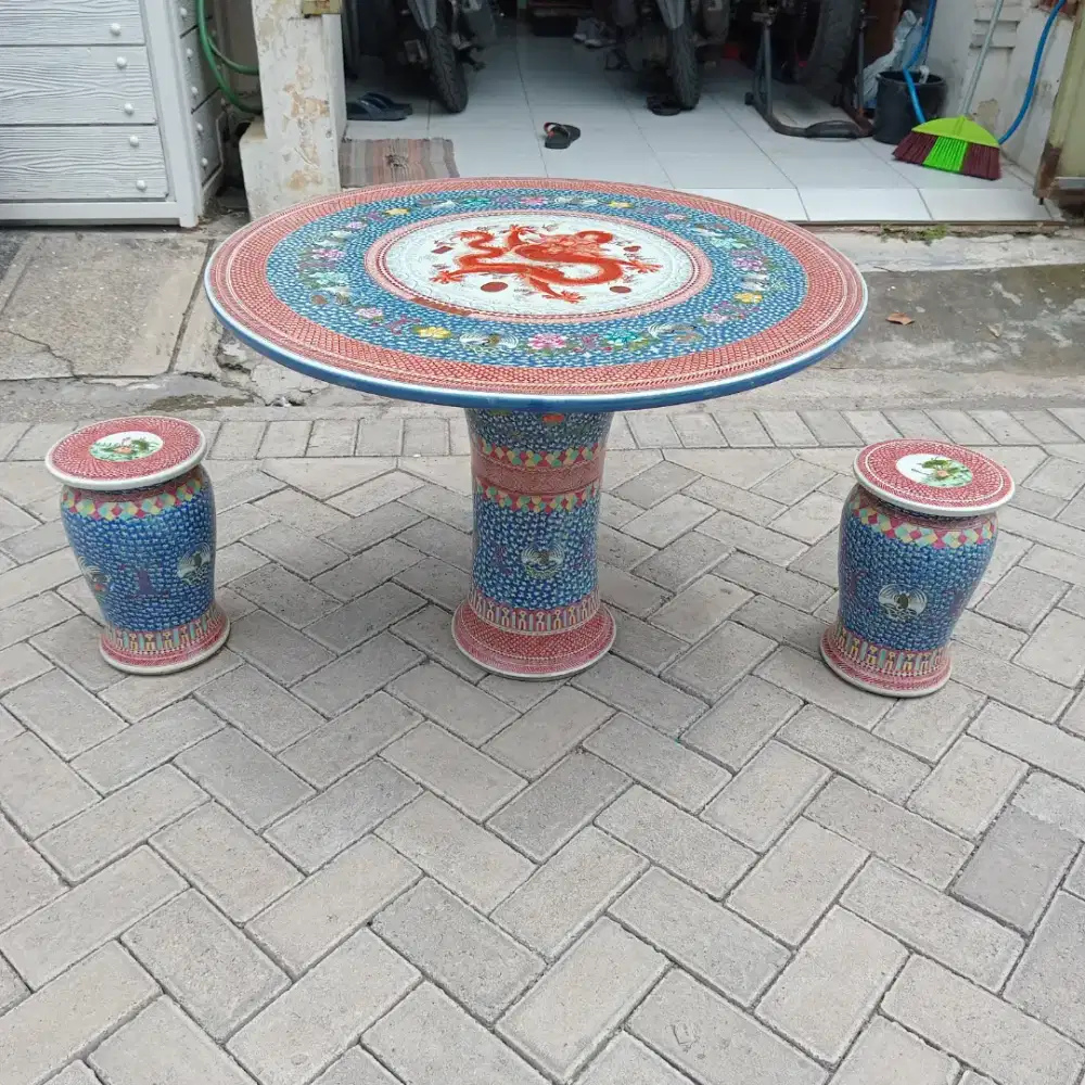Meja kursi keramik motif naga