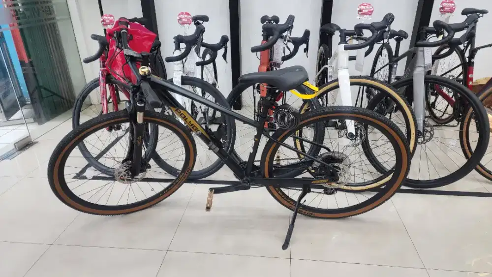 Sepeda Polygon Hybrid Heist X7 warna Black Gold