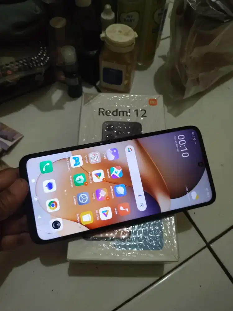 Redmi 12   8+4/256  minus retak tp ga ngaruh sentuhan normal nokendala