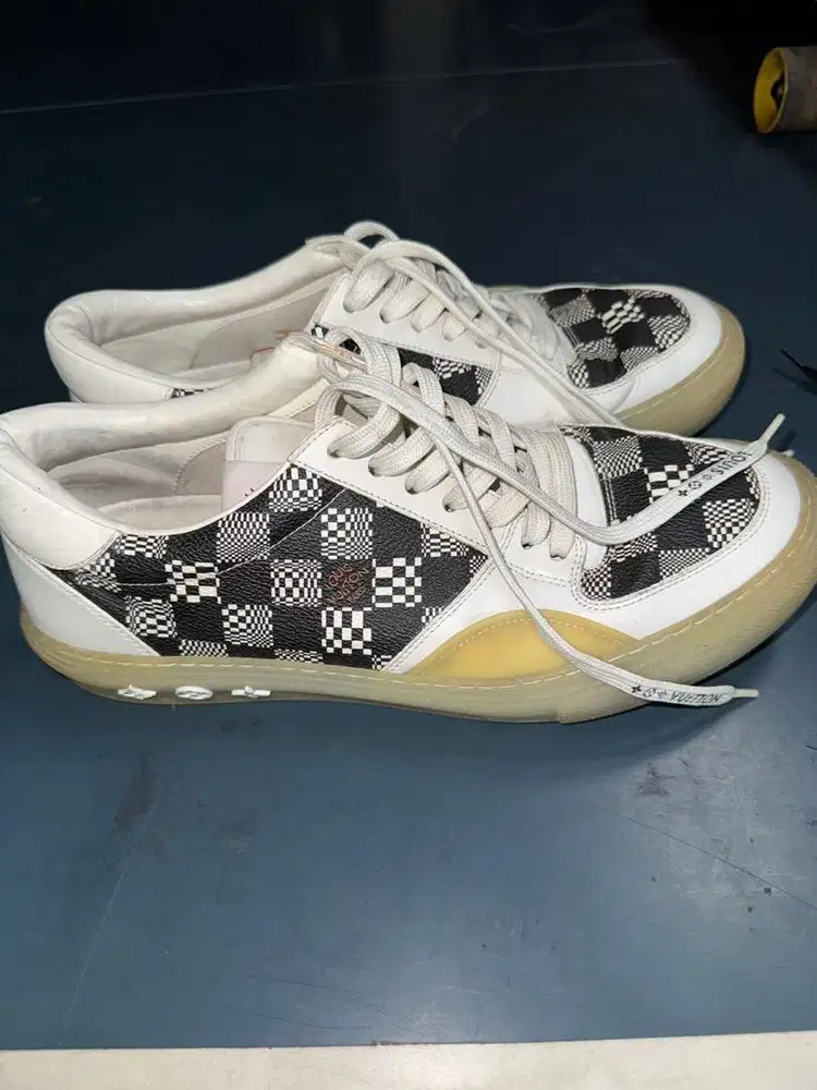 Sepatu Louis Voitton