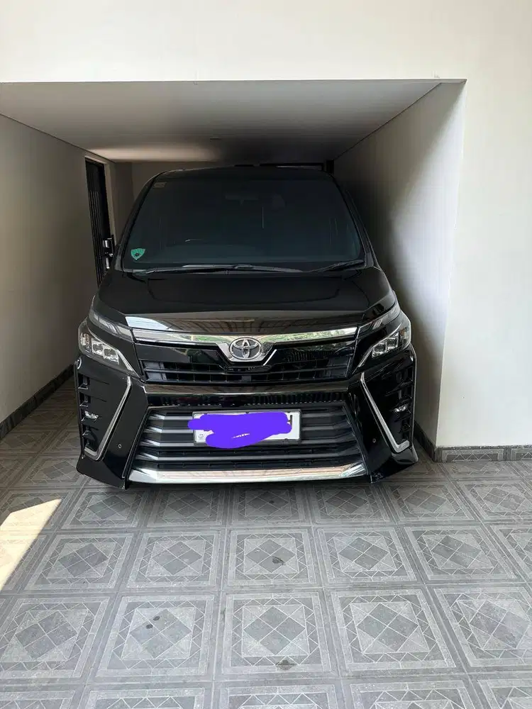 Toyota Voxy hitam 2018