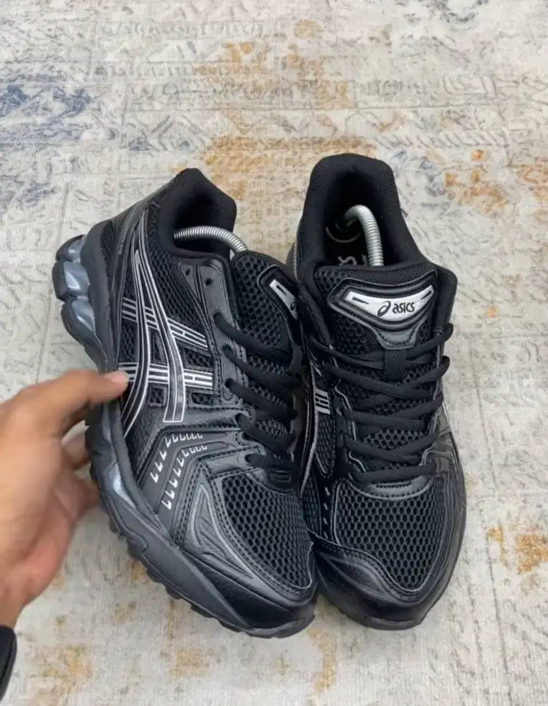 Sepatu asics gel cayano black