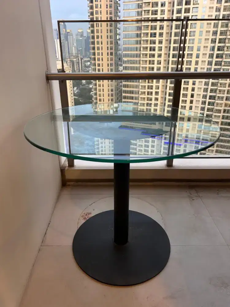 Meja kaca bulat, kaki besi