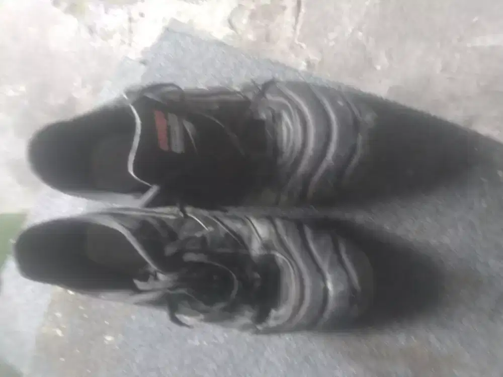 Sepatu sepak bola ukuran 42