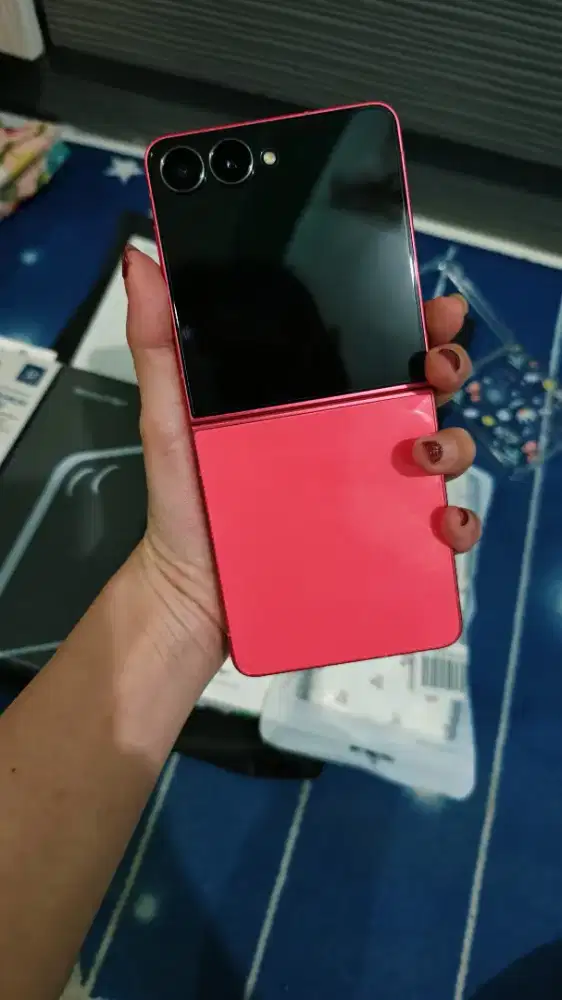 Samsung Z Flip 7 Merah 12/256 (pemakaian 5 bulan)