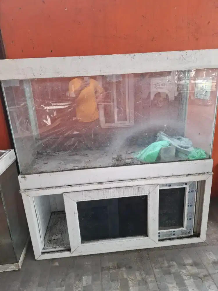 Akuarium kondisi apa adanya