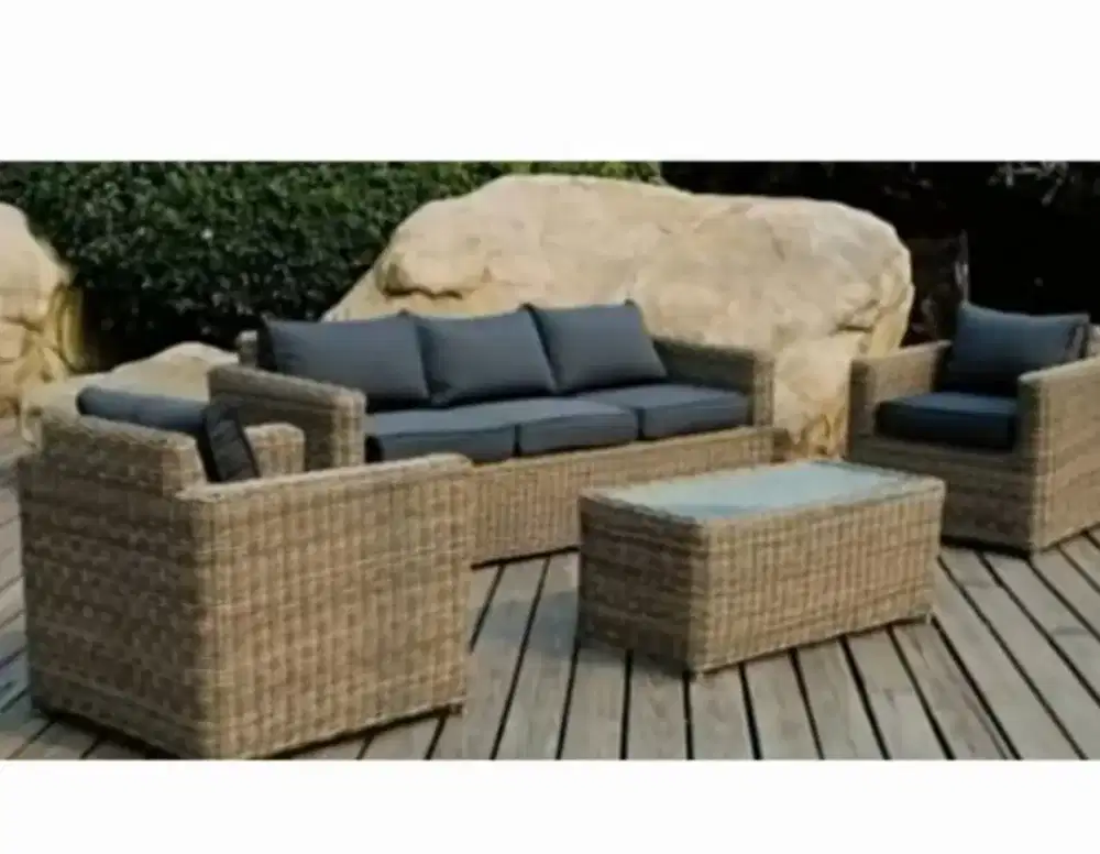 Kursi sofa rotan model sintetis