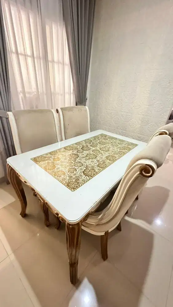 Kursi dan meja makan bekas